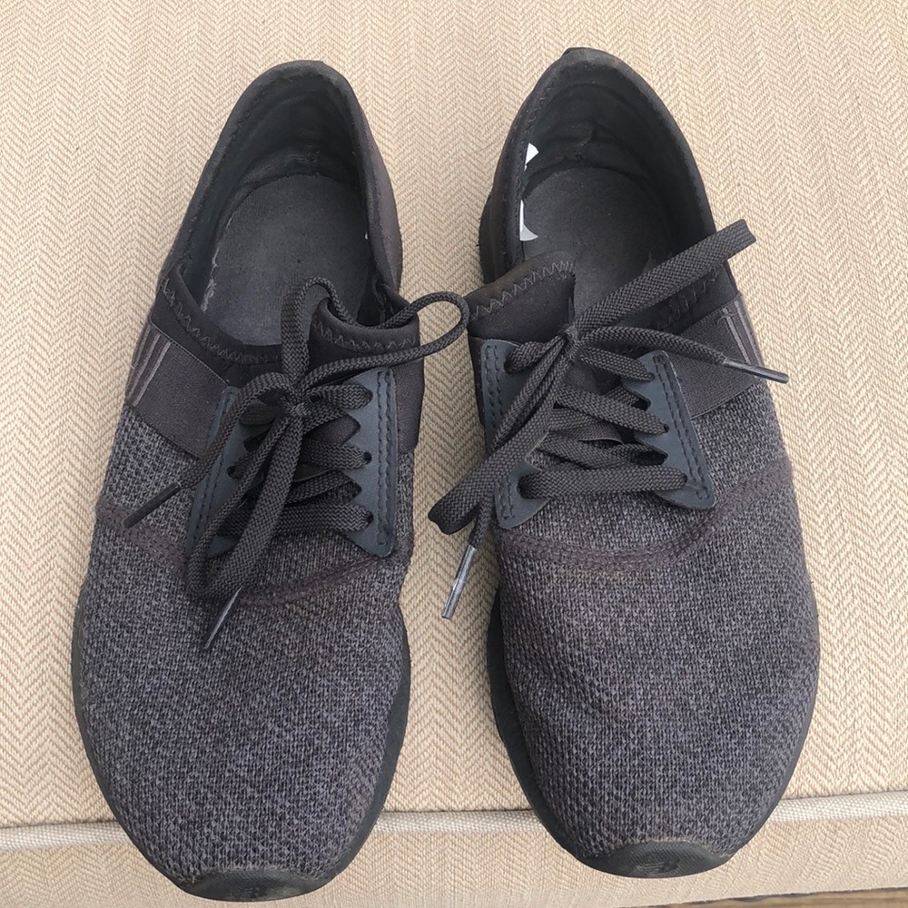 Tennis shoes
